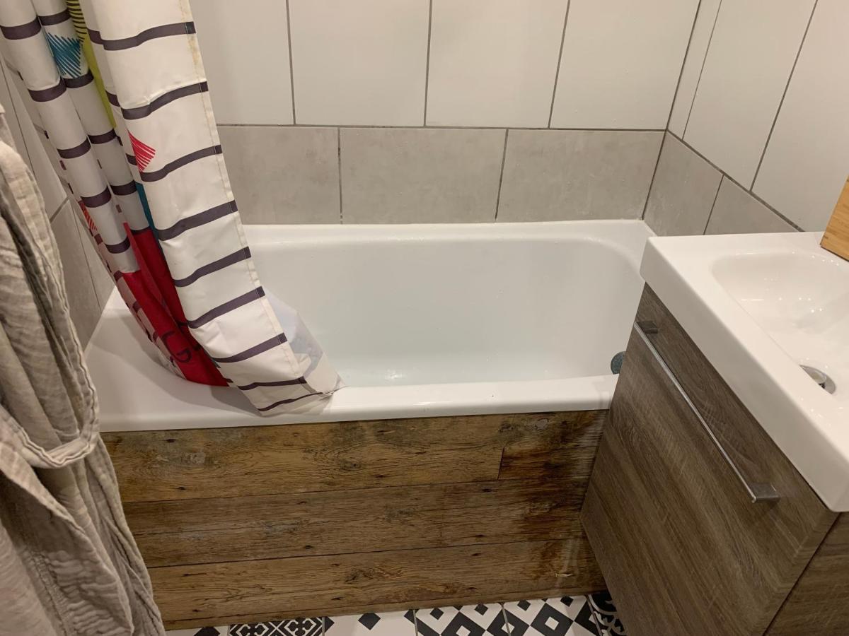 Chambre Avec Salle De Bain Et Cuisine Privee Centre Ville Historique Avec Climatisation Et Patio Bordeaux Exterior foto